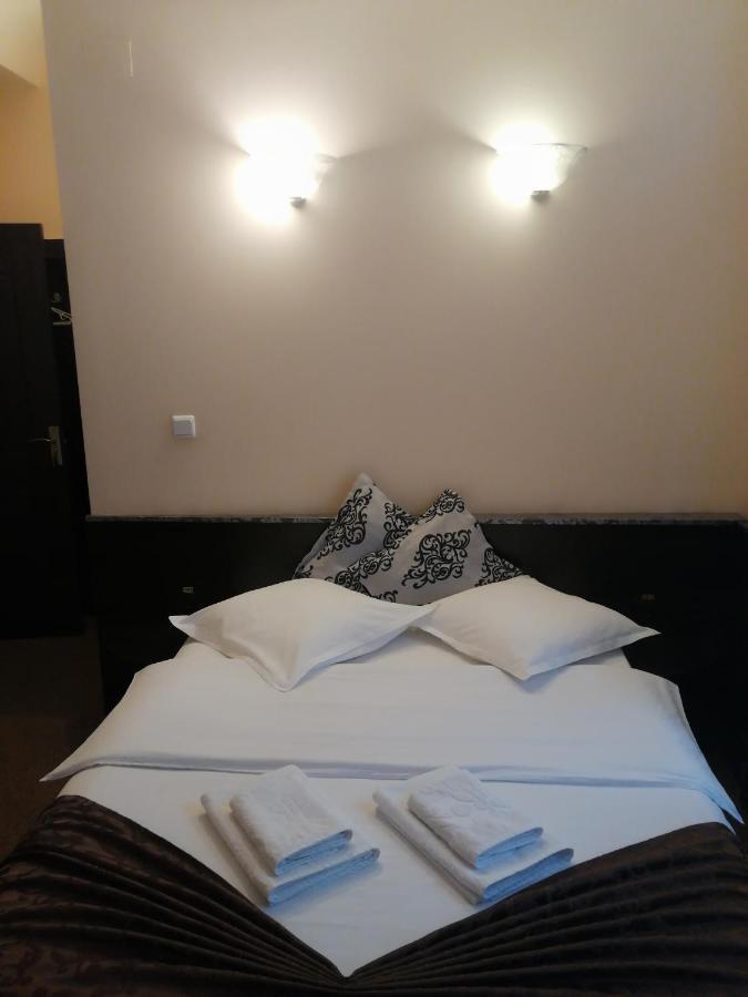 Casa Teilor Hotel Pitesti Exterior photo