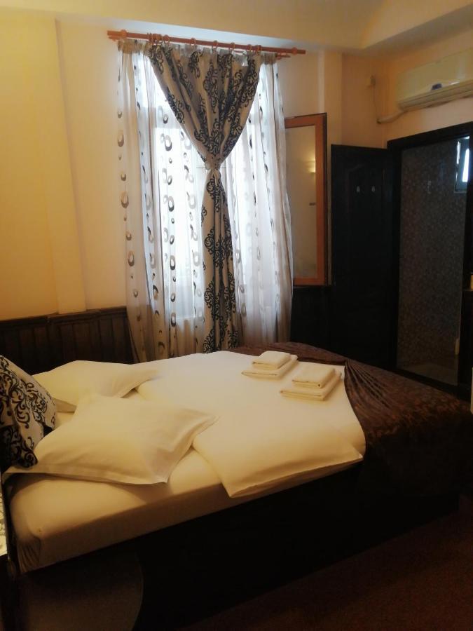 Casa Teilor Hotel Pitesti Exterior photo