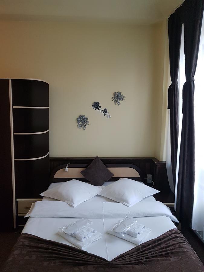 Casa Teilor Hotel Pitesti Exterior photo