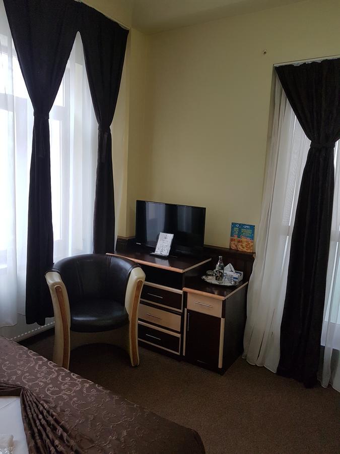 Casa Teilor Hotel Pitesti Exterior photo