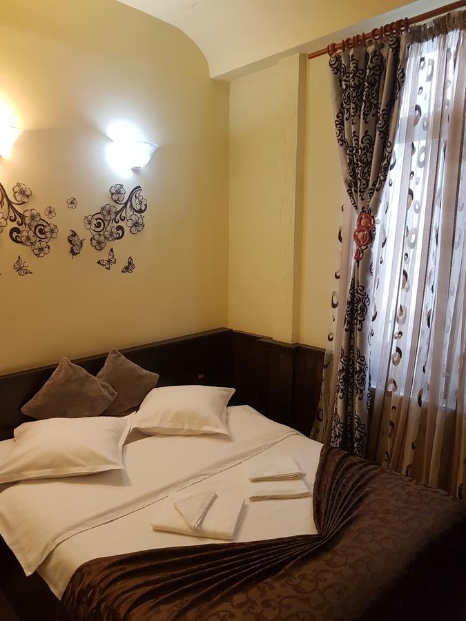 Casa Teilor Hotel Pitesti Exterior photo
