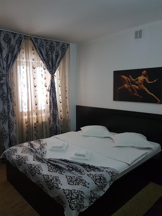 Casa Teilor Hotel Pitesti Exterior photo