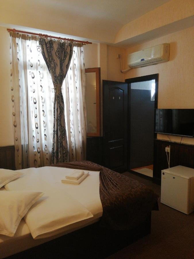 Casa Teilor Hotel Pitesti Exterior photo