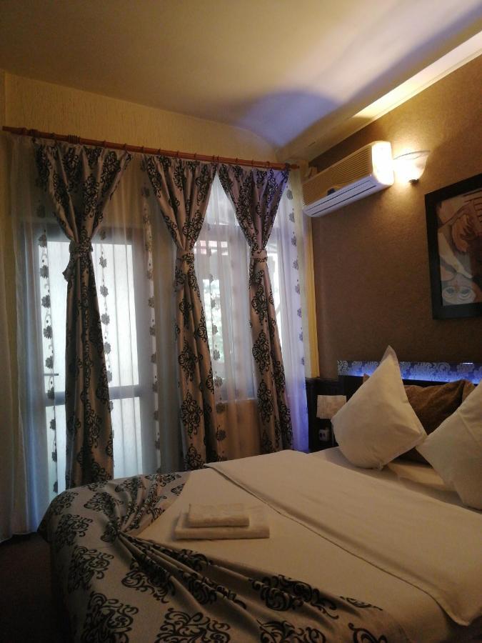 Casa Teilor Hotel Pitesti Exterior photo